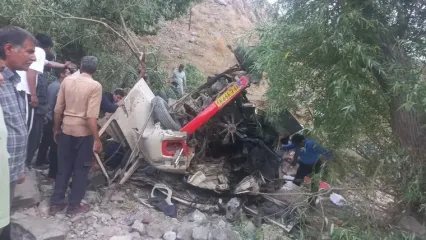 خروج مرگبار مینی‌بوس در جاده کاشمر / 5 زن در دم جان باختند/ پلیس راه: نقص فنی و خالی کردن ترمز، علت اولیه حادثه است و عکس