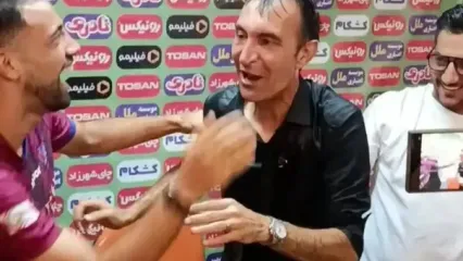 حمله آبی بازیکنان نساجی به رضا عنایتی