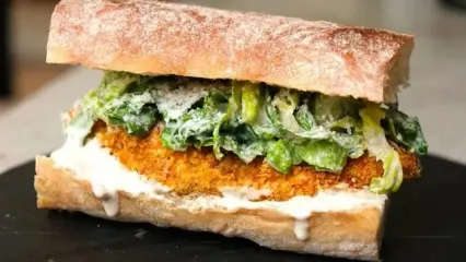 ساندویچ سزار مرغ سوخاری؛ ترد و خوشمزه