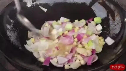 غذای روستایی در چین؛ پخت یک غذای سنتی با خروس