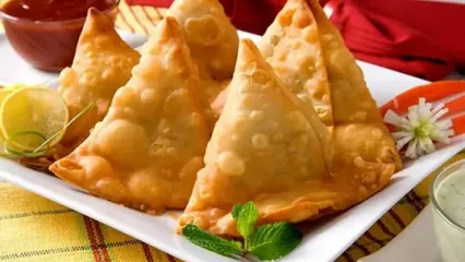 سمبوسه مرغ و قارچ؛ یک شام ساده با طعمی رستورانی