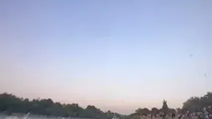 عبور خطرناک با قایق از زیر دهانه پل خواجو