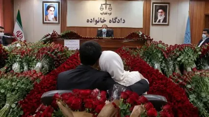 ۱۳۷۳ شاخه گل رز در دادگاه خانواده معجزه کرد؛ عروس جوان از طلاق منصرف شد