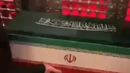 لحظه ورود پیکر نوه ۱۴ ماهه آقای شهید ایران به بارگاه حضرت علی (ع)