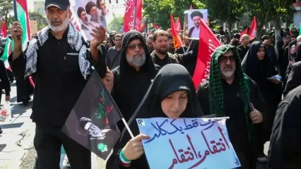 شعار علیه رضا پهلوی در مراسم وداع با رهبر انقلاب