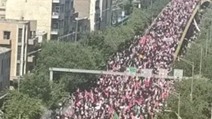 نمایی از پل کالج در خیابان انقلاب اسلامی؛ مراسم تشییع پیکر مطهر «آقای شهید ایران» و شهدای خانواده ایشان
