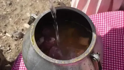 غذای روستایی در ایران؛ پخت پیراشکی گوشت با ران بره در طبیعت زیبای گیلان