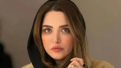 نگاهی به دکوراسیون خانه مجردی بهنوش طباطبایی؛ ترکیب مبلمان مدرن، آثار هنری و بالکنی با چشم انداز دلنشین
