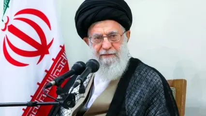 روایت رهبری شهید از لباس سربازی گشاد ارتشی و پوتین هایش / عمامه و قبایم را روی آن می پوشیدم