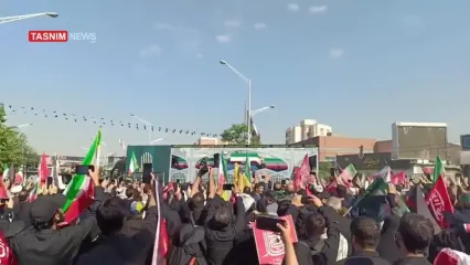 خودرو حامل پیکر مطهر قائد شهید هم اکنون در خیابان آزادی در حال حرکت به سمت میدان آزادی