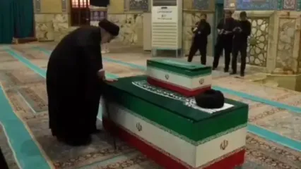 بوسه برادر رهبر شهید انقلاب بر تابوت ایشان