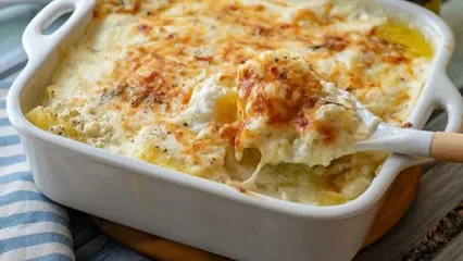 طرز تهیه کاسرول آبدار مرغ و سیب‌زمینی با رویه طلایی