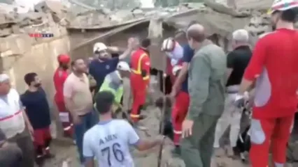 خروج دو کودک از زیر آوار در قشم
