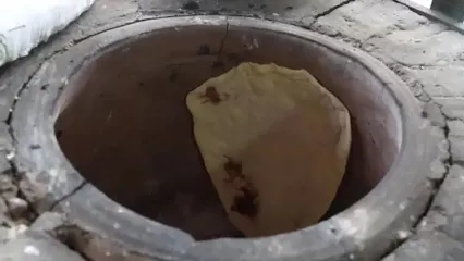 غذای روستایی در ایران؛ پخت نان تافتون و سیب زمینی تنوری و تهیه ترشی با تربچه
