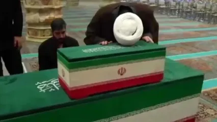 بوسه پدر زهرای ۱۴ ماهه بر تابوت دختر شهیدش