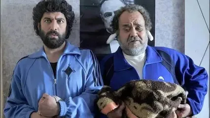 بی‌تابی مجید صالحی مقابل منزل اکبر عبدی