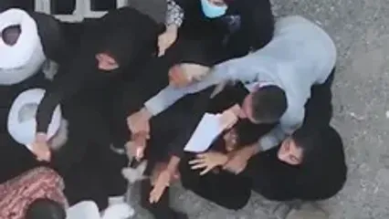 تصویری از مادر مینابی که نمی خواهد به آخرین در آغوش کشیدن شهیدش پایان دهد