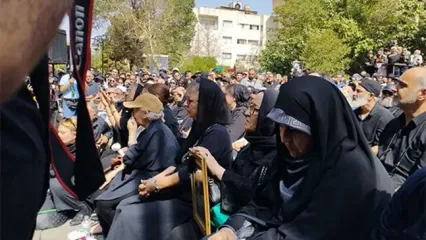 آزیتا حاجیان و امیر آقایی در مراسم تشییع اکبر عبدی