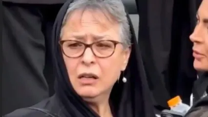 واکنش غیرمنتظره آزیتا حاجیان به سلفی‌بگیران مراسم اکبر عبدی