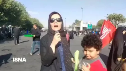 مادری که به همراه فرزند اوتیسم خود برای وداع آخر حضور پیدا کرده است