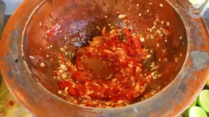 غذای روستایی در سنگاپور؛ پخت خوراک با حلزون روی آتش