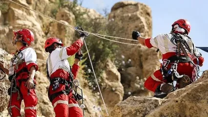 فیلم لحظه کشف جسد کوهنورد مشهدی گم شده در کلاردشت بعد از 13 روز جستجو