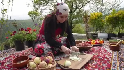 غذای روستایی در ایران؛ پخت دلمه با گوشت چرخ کرده، بادمجان و فلفل دلمه رنگی