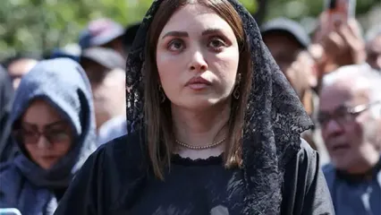 استایل خاص بهنوش طباطبایی در مراسم زنده‌یاد اکبر عبدی
