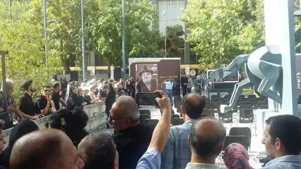 نگاهی به حضور بازیگران و هنرمندان در مراسم تشییع اکبر عبدی / از محسن افشانی و آزیتا حاجیان تا احمد ایراندوست