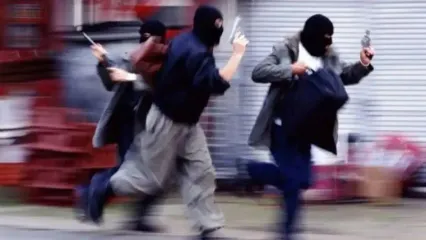 فیلم صحنه تیراندازی و سرقت مسلحانه از فروشگاه مواد غذایی در مرکز ایرانشهر