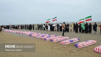 تصویری از تشکیل زنجیره انسانی در نوار ساحلی هرمزگان