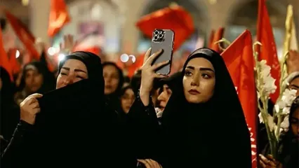 بی‌تابی دو دختر عزادار رهبر شهید در مراسم تشییع