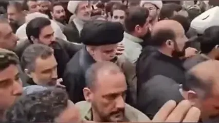 مقتدی صدر در میان عزاداران رهبر شهید در نجف اشرف