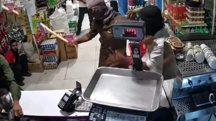 فیلم لحظه حمله مردان قداره کش به هایپرمارکت در خواف خراسان حاوی صحنه های دلخراش است