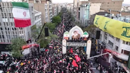 فیلم برافراشته شدن پرچم بلند خونخواهی رهبر شهید در ورودی میدان آزادی