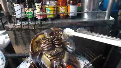 غذای خیابانی در تایلند؛ تهیه غذاهای سنتی با میگو، هشت پا، خرچنگ نعل اسبی و ... در بانکوک