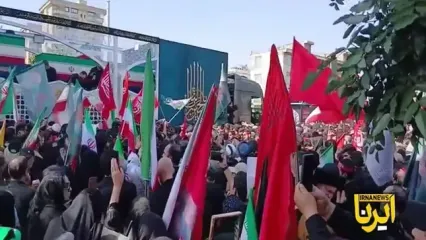 توقف خودرو برای رسیدن سایر عزاداران از خیابان‌های منتهی به میدان انقلاب به سمت خیابان آزادی