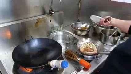 غذای خیابانی در چین؛ پخت دو نوع غذا با میگوی مانتیس طاووسی در شیامن