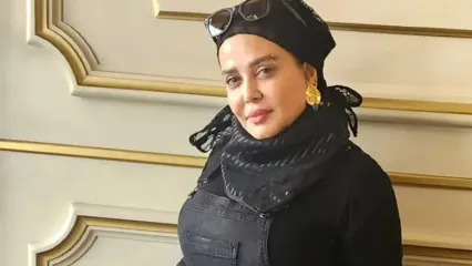 نگاهی به دکوراسیون شیک و هنری خانه بهاره رهنما / از کتابخانه بزرگ و تابلوهای هنری تا مبلمان مدرن و چشم انداز تماشایی