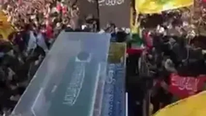 فیلم پیکر امام شهید در میان جمعیت عظیم مردم عراق