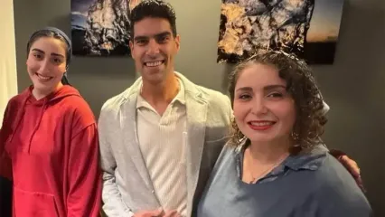 آوازخوانی ژاله صامتی و دخترش روی صحنه تئاتر / اجرای مادر و دختری خانم بازیگران