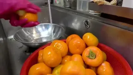 غذای خیابانی در کره؛ برش ماهرانه هندوانه، آناناس، طالبی و تهیه دسر میوه در سئول