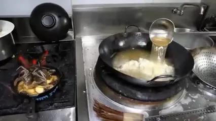 غذای خیابانی در چین؛ پخت دو نوع غذا با عقرب ماهی سمی در شیامن