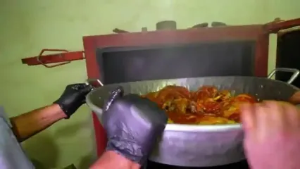 غذای روستایی در قطر؛ پخت بریانی با گوشت بره روی برگ های نخل