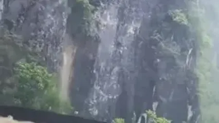 عبور خودرو از جاده کوهستانی غرق در سیلاب