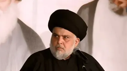 حضور مقتدی صدر در بین عزاداران رهبر شهید