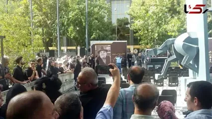 ویدئوی زشتی که از حاشیه مراسم خاکسپاری اکبر عبدی منتشر شد