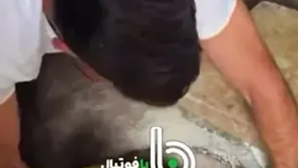 علیرضا جهانبخش در حال پخت نان سنتی