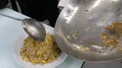 غذای خیابانی در ویتنام؛ پخت دو نوع غذا با ایزوپاد غول پیکر در هانوی