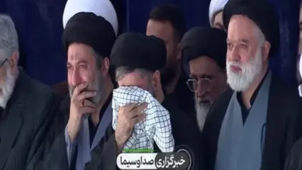 گریه جانسوز فرزندان رهبر بر پیکر امام شهید در مصلی